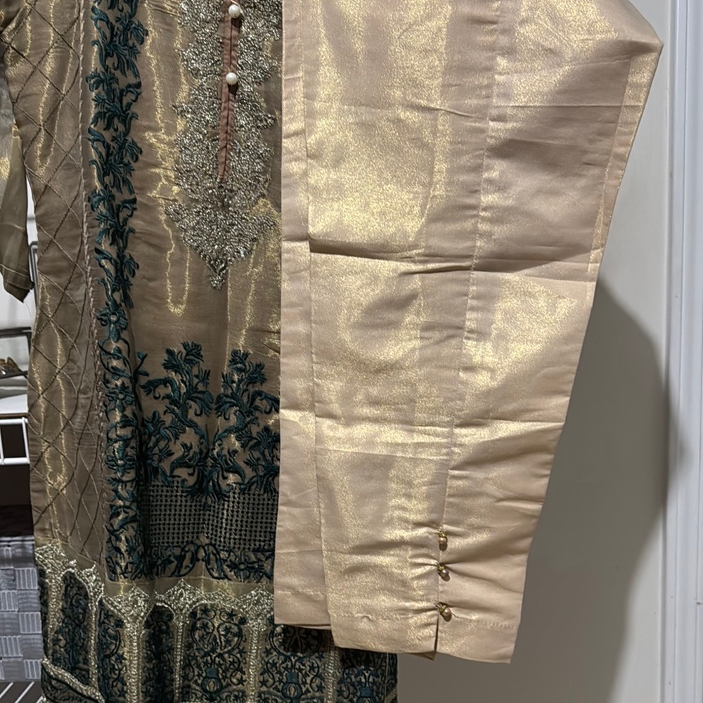 Pakistani Indian Elegant Gold and Green Embroidered 2 piece suit - Picture 4 of 5